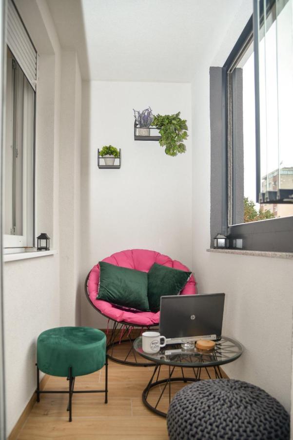 Mirror Apartment With Private Parking Novi Sad Exterior foto
